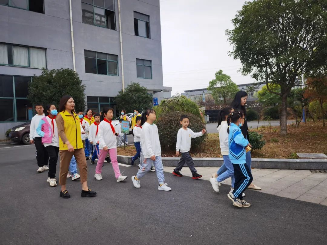 “爱心守护 希望同行”，10月30日，德博科技工会组织开展了关爱留守儿童活动，为萍乡23名留守儿童送去爱心慰问及祝福。